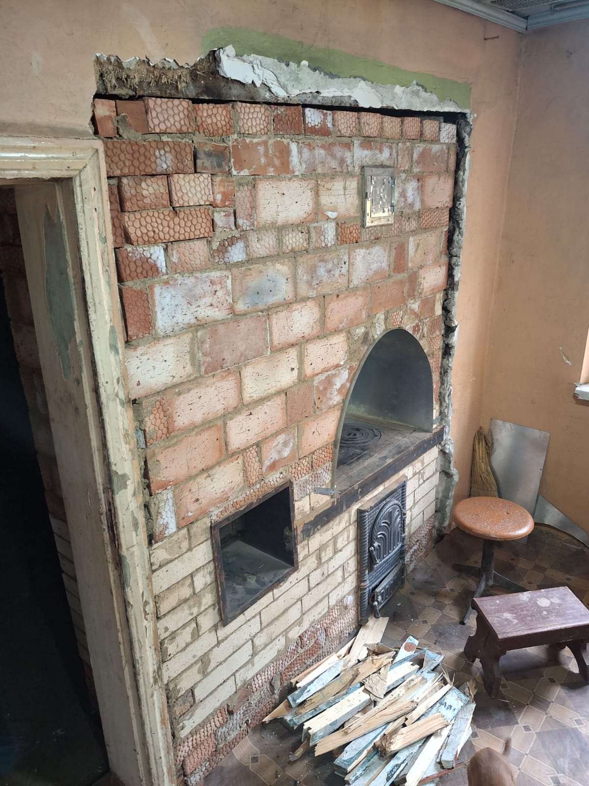 Бригада проводит ремонт дома подопечного центра «Gloria»